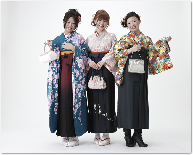 華やかな袴姿の女性3人