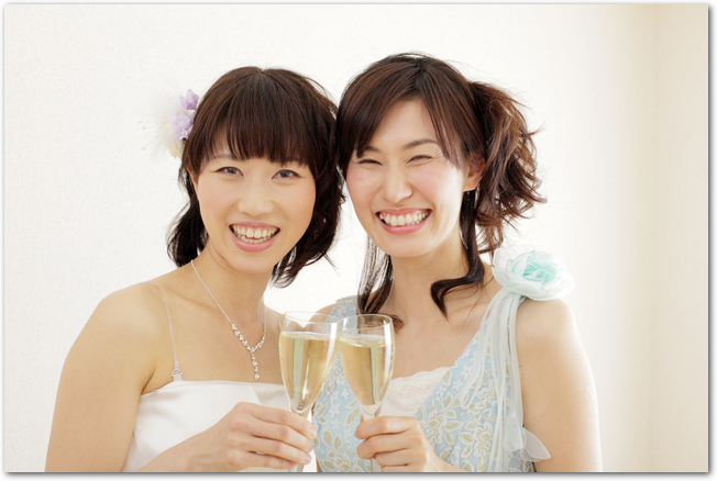 パーティーで白ワインで乾杯する女性たち