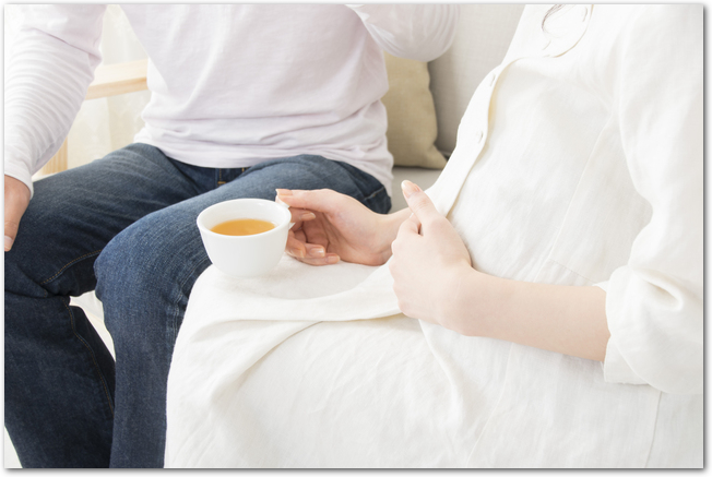 紅茶を飲みながらリラックスする妊婦
