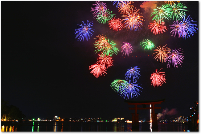 宮島花火大会で海上に打ち上げられるきれいな花火