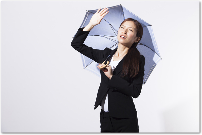 紫外線を気にして日傘をさす女性