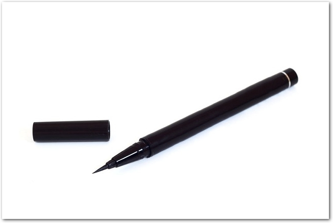 白背景に置かれた黒の筆タイプのアイライナー
